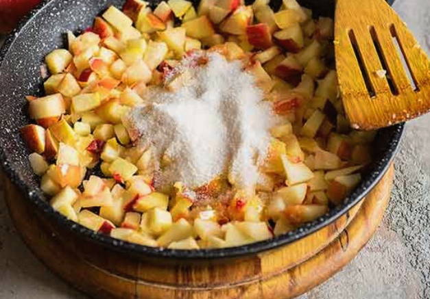 Пирожки из слоеного теста с яблоками в духовке