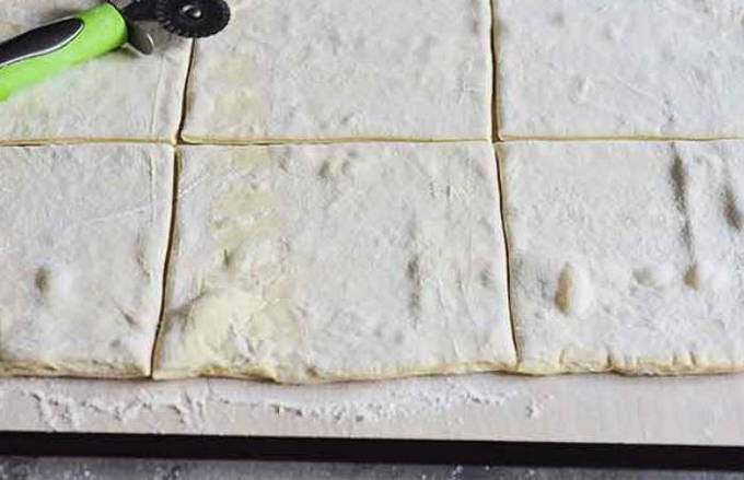 Пирожки из слоеного теста с яблоками в духовке