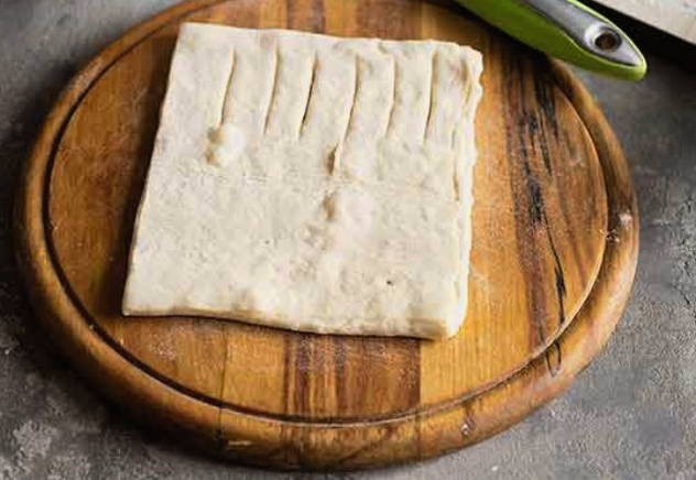 Пирожки из слоеного теста с яблоками в духовке