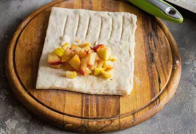 Пирожки из слоеного теста с яблоками в духовке