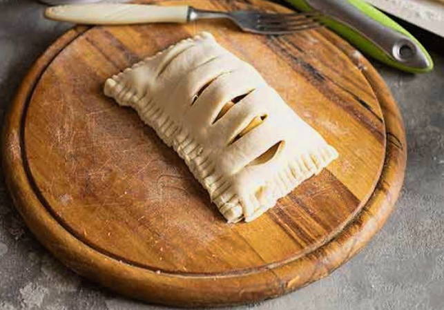 Пирожки из слоеного теста с яблоками в духовке