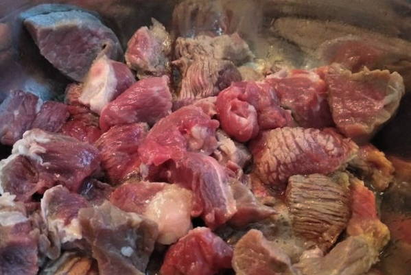 Тушеное мясо с подливкой Тушеное мясо с подливкой