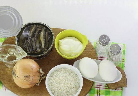 Салат из шпрот с яйцом Салат из шпрот с яйцом