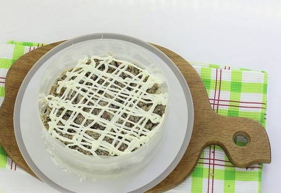 Салат из шпрот с яйцом Салат из шпрот с яйцом
