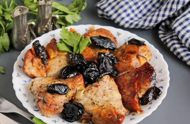 Свинина с черносливом