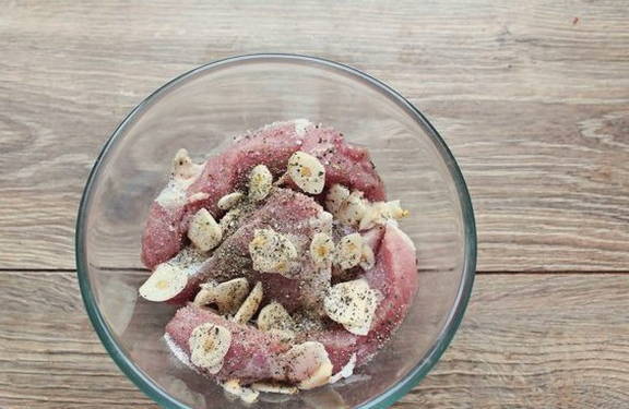 Свинина с черносливом