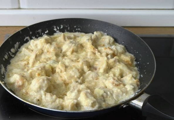 Куриная грудка в сметанном соусе Куриная грудка в сметанном соусе