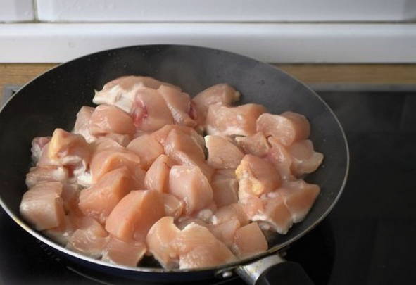 Куриная грудка в сметанном соусе Куриная грудка в сметанном соусе