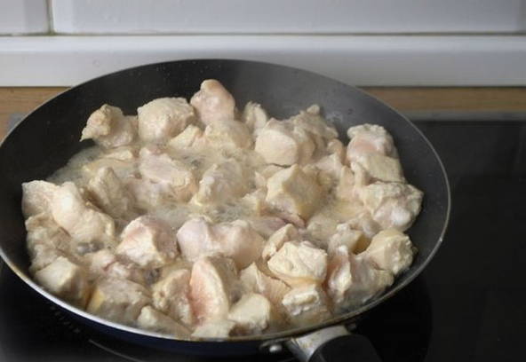 Куриная грудка в сметанном соусе Куриная грудка в сметанном соусе