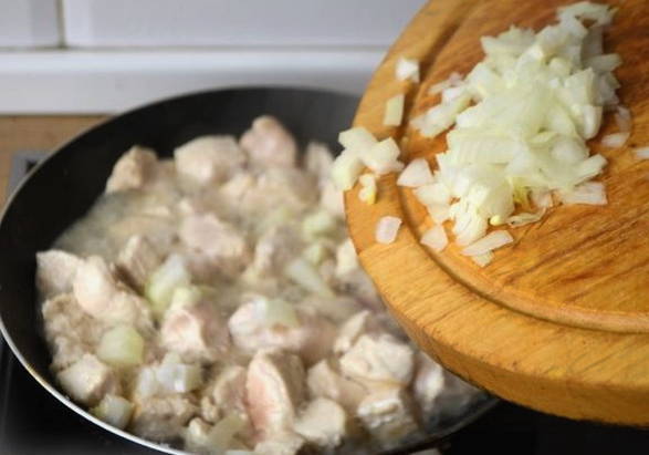 Куриная грудка в сметанном соусе Куриная грудка в сметанном соусе