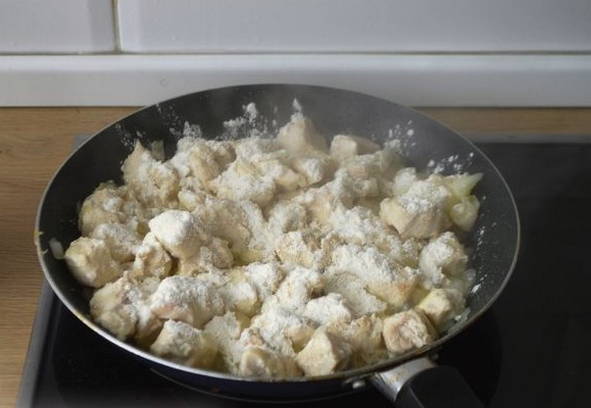 Куриная грудка в сметанном соусе Куриная грудка в сметанном соусе
