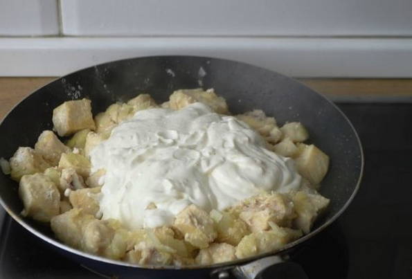 Куриная грудка в сметанном соусе Куриная грудка в сметанном соусе