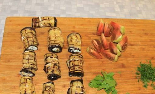 Рулетики из баклажанов с сыром, чесноком и грецкими орехами
