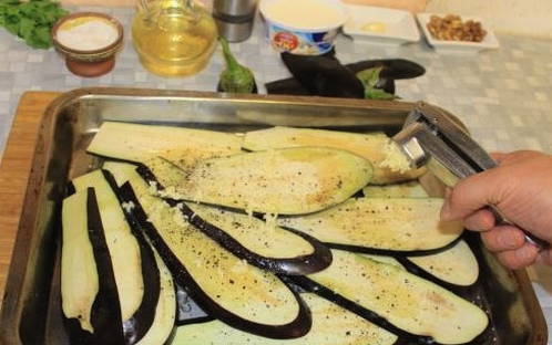 Рулетики из баклажанов с сыром, чесноком и грецкими орехами