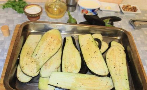 Рулетики из баклажанов с сыром, чесноком и грецкими орехами