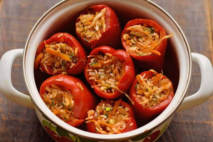 Фаршированный перец овощами и рисом