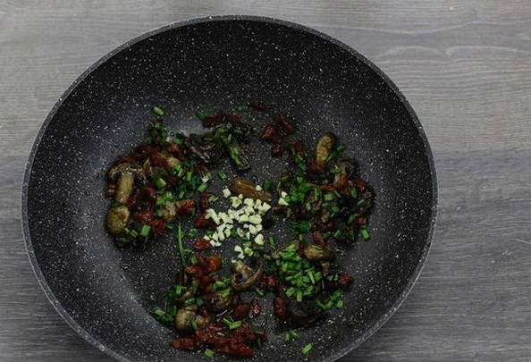 Куриная грудка с грибами в сливочном соусе Куриная грудка с грибами в сливочном соусе