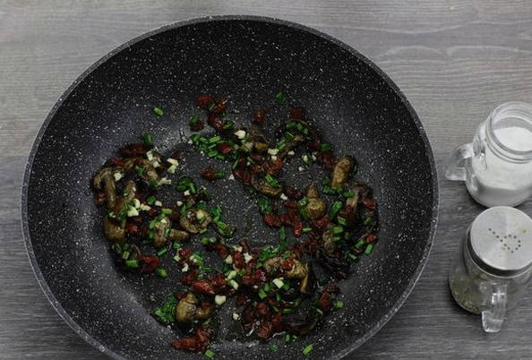 Куриная грудка с грибами в сливочном соусе Куриная грудка с грибами в сливочном соусе