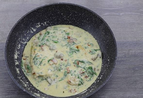Куриная грудка с грибами в сливочном соусе Куриная грудка с грибами в сливочном соусе