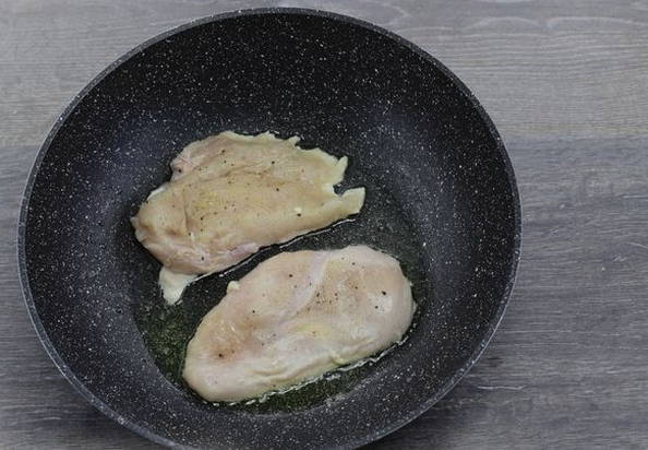 Куриная грудка с грибами в сливочном соусе Куриная грудка с грибами в сливочном соусе