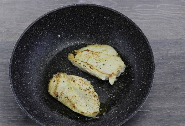 Куриная грудка с грибами в сливочном соусе Куриная грудка с грибами в сливочном соусе