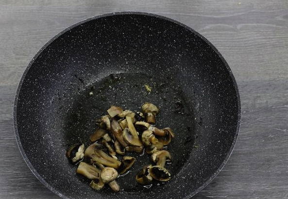 Куриная грудка с грибами в сливочном соусе Куриная грудка с грибами в сливочном соусе