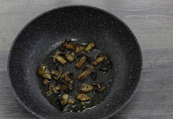 Куриная грудка с грибами в сливочном соусе Куриная грудка с грибами в сливочном соусе
