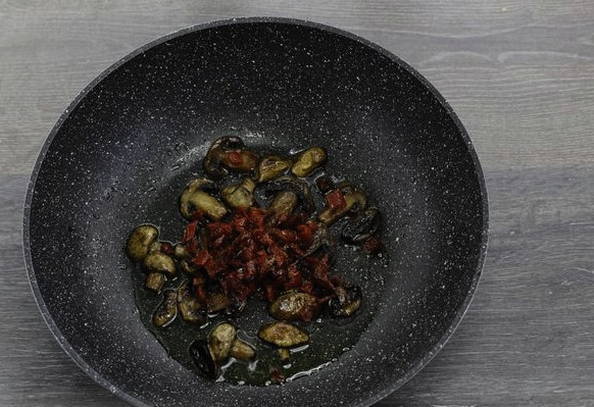 Куриная грудка с грибами в сливочном соусе Куриная грудка с грибами в сливочном соусе