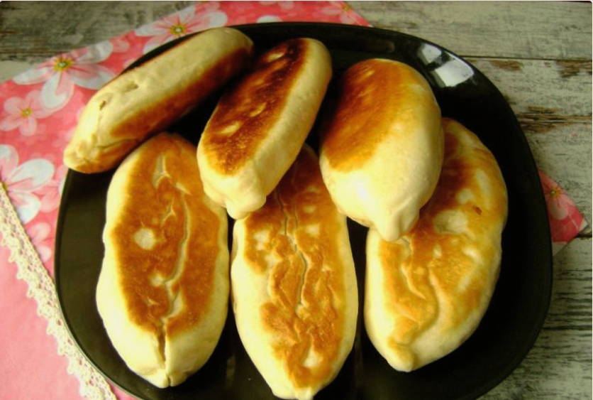 Жареные пирожки с яблоками на сковороде