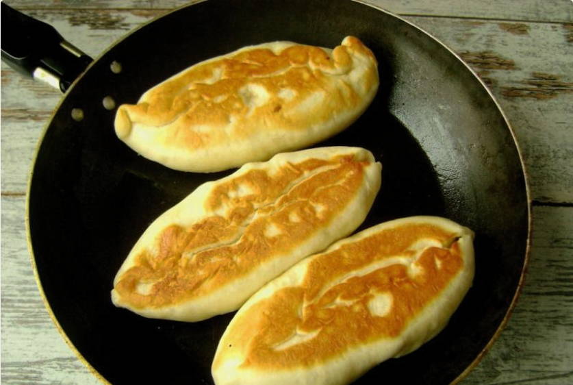 Жареные пирожки с яблоками на сковороде