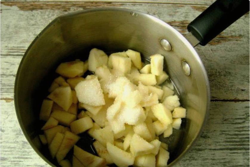 Жареные пирожки с яблоками на сковороде