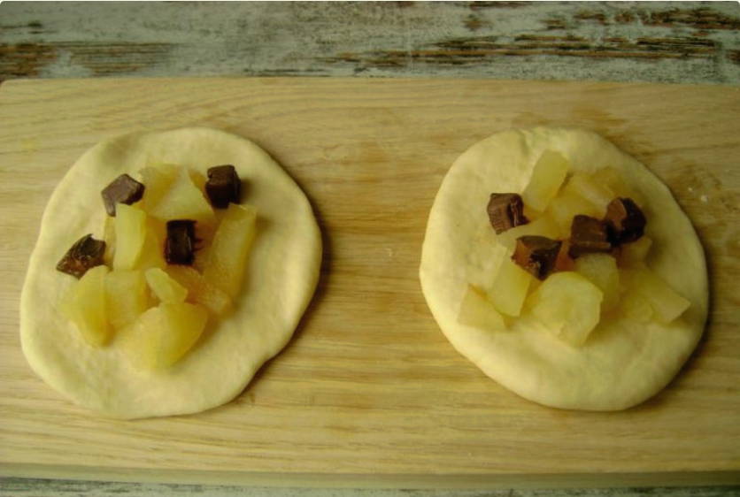 Жареные пирожки с яблоками на сковороде