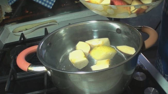 Яблочный компот из свежих яблок в кастрюле Яблочный компот из свежих яблок в кастрюле