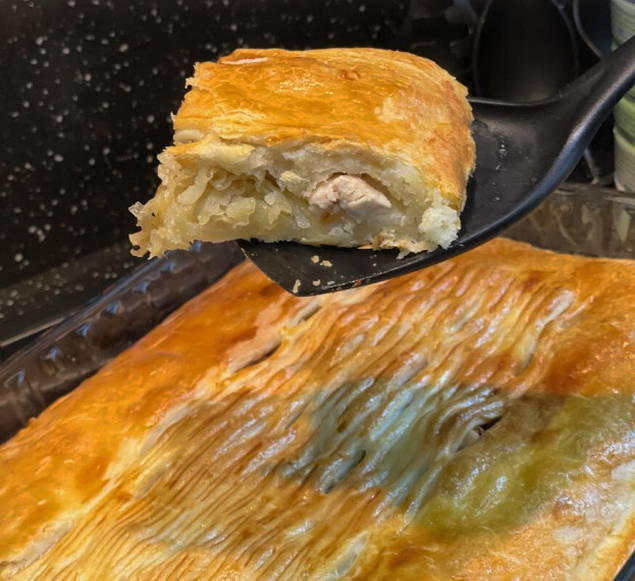 Пирог из слоеного теста с курицей Пирог из слоеного теста с курицей