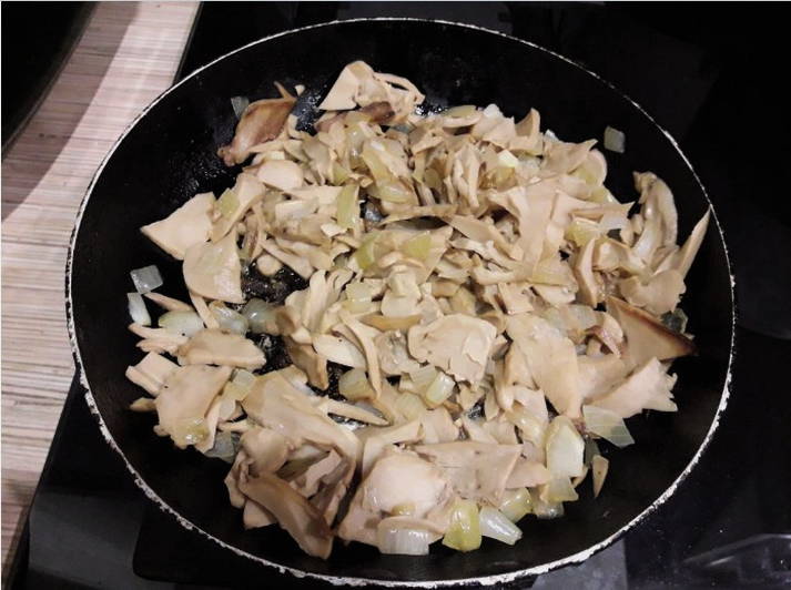 Салат с курицей и жареными грибами шампиньонами Салат с курицей и жареными грибами шампиньонами