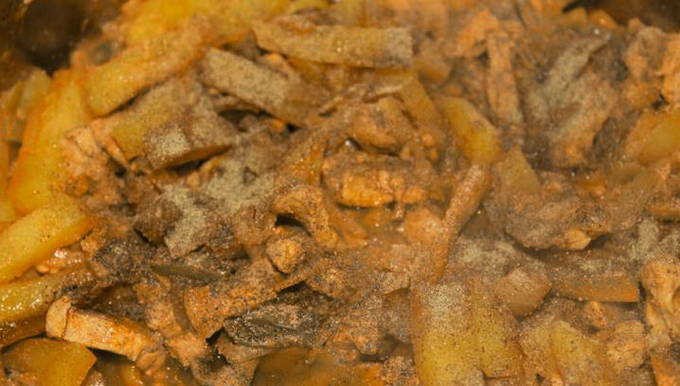 Азу по-татарски из говядины с солеными огурцами с картошкой Азу по-татарски из говядины с солеными огурцами с картошкой