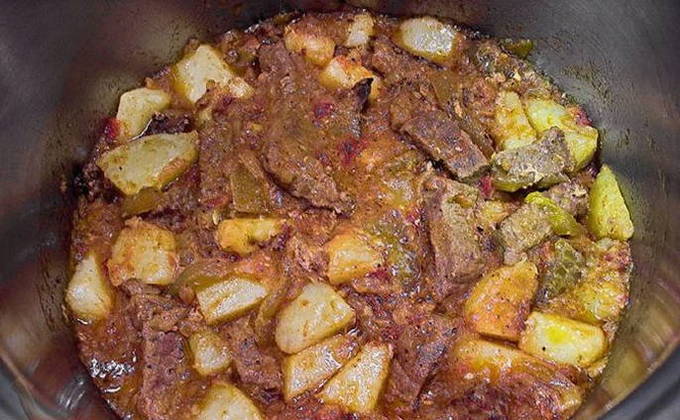 Азу по-татарски из говядины с солеными огурцами с картошкой Азу по-татарски из говядины с солеными огурцами с картошкой