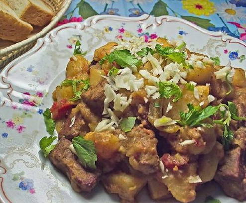 Азу по-татарски из говядины с солеными огурцами с картошкой Азу по-татарски из говядины с солеными огурцами с картошкой