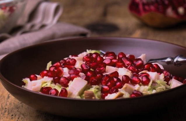 Салат «Гранатовый браслет» с курицей и грецкими орехами