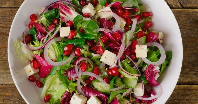 Салат «Гранатовый браслет» с курицей и грецкими орехами