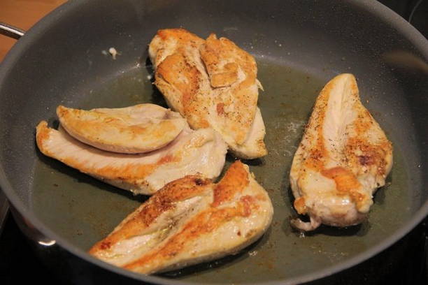 Салат «Гранатовый браслет» с курицей и грецкими орехами