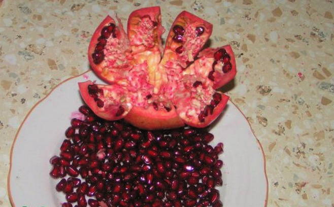 Салат «Гранатовый браслет» с курицей и грецкими орехами