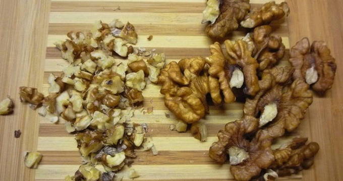 Салат «Гранатовый браслет» с курицей и грецкими орехами