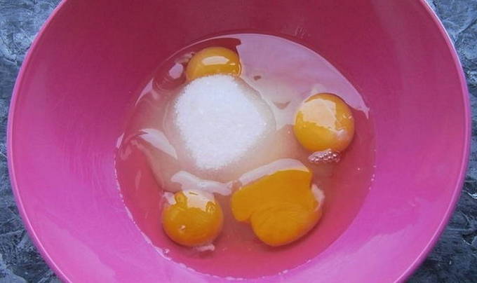 Рулет со сгущенкой Рулет со сгущенкой