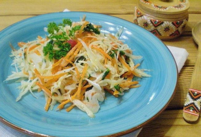 Витаминный салат из капусты и моркови с уксусом