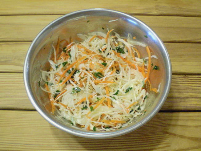 Витаминный салат из капусты и моркови с уксусом