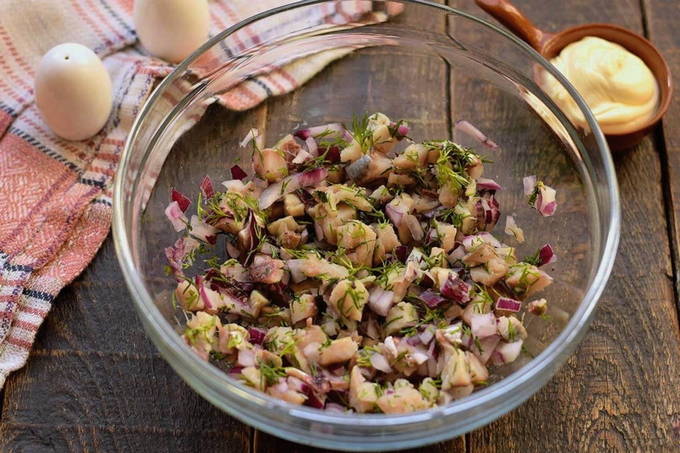 Салат с картофелем и селедкой