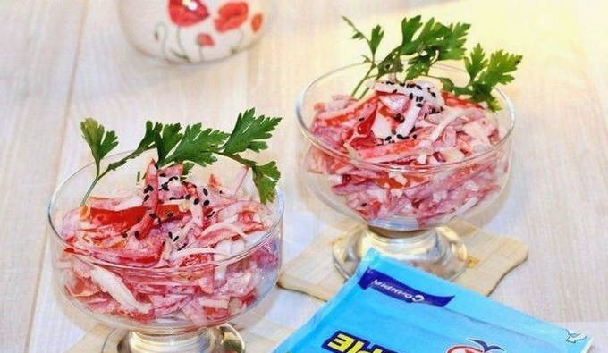 Салат «Красное море» с крабовыми палочками, помидорами и перцем