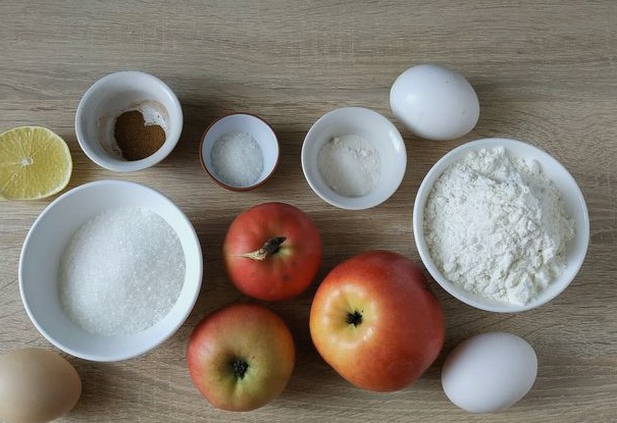 Шарлотка с корицей
