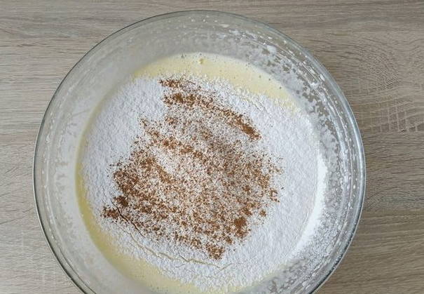 Шарлотка с корицей